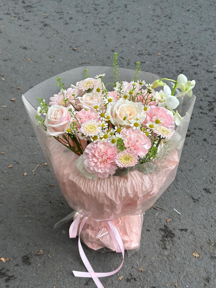 Bó hoa phăng mix hồng kem dâu-duoc-ban-tai-Một Tiệm Hoa