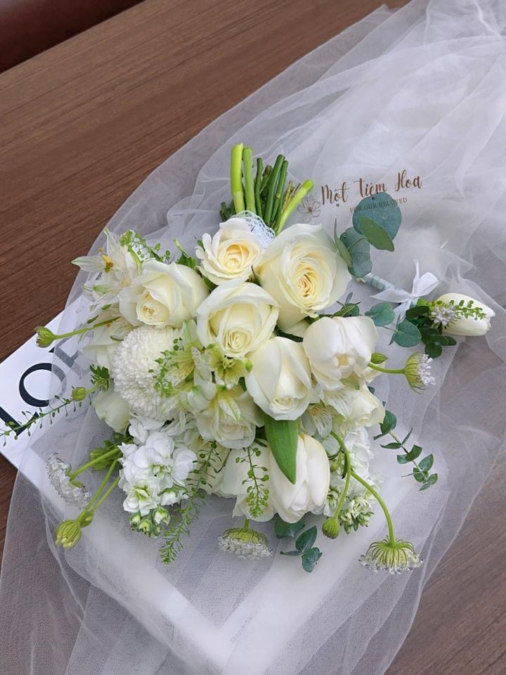 Hoa cưới tone trắng sang trọng-duoc-ban-tai-Một Tiệm Hoa