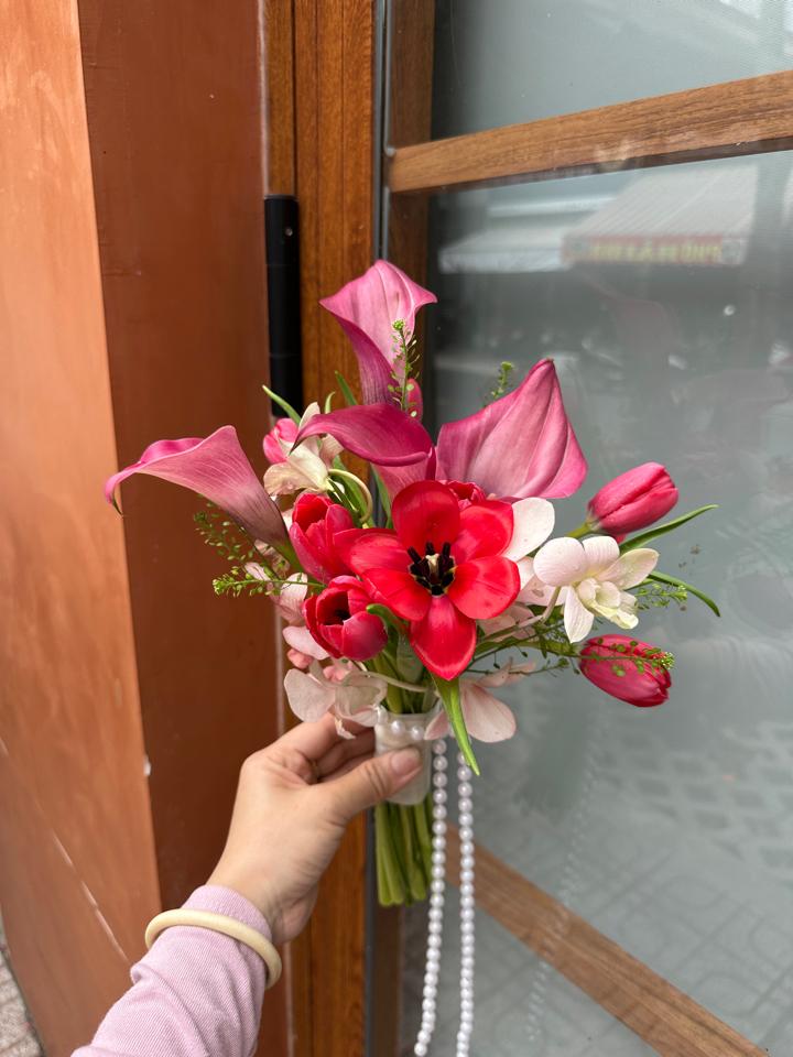 Hoa cưới tulip đỏ mix cùng callalily -duoc-ban-tai-Một Tiệm Hoa
