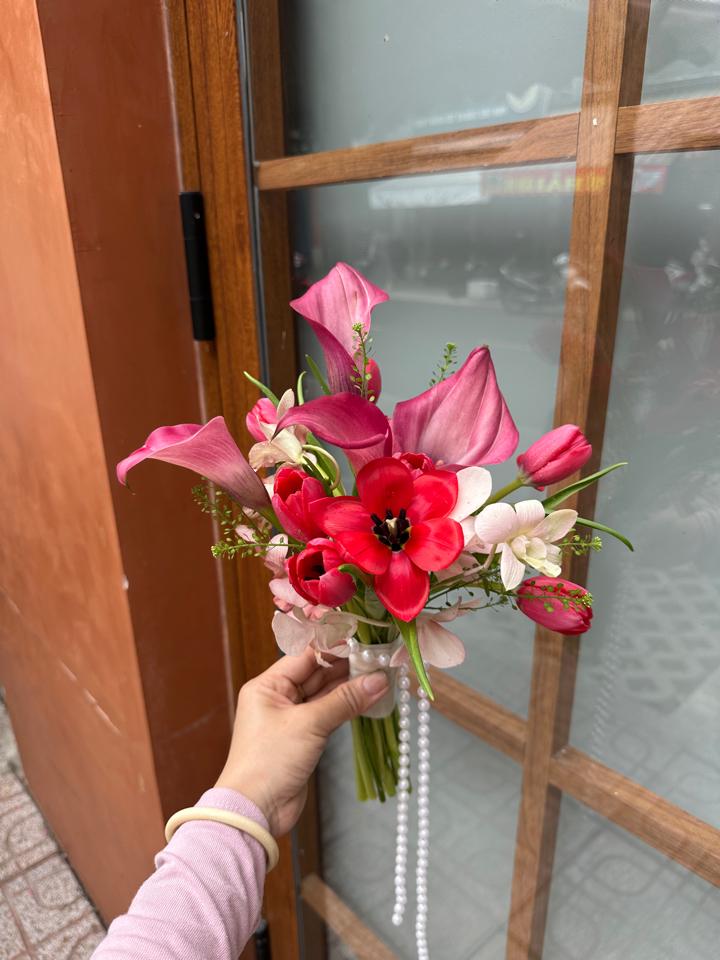 Hoa cưới tulip đỏ mix cùng callalily -duoc-ban-tai-Một Tiệm Hoa