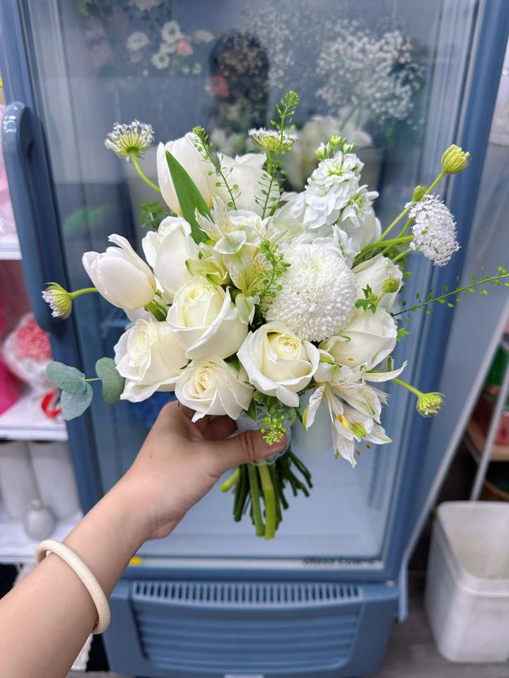 Hoa cưới tone trắng sang trọng-duoc-ban-tai-Một Tiệm Hoa
