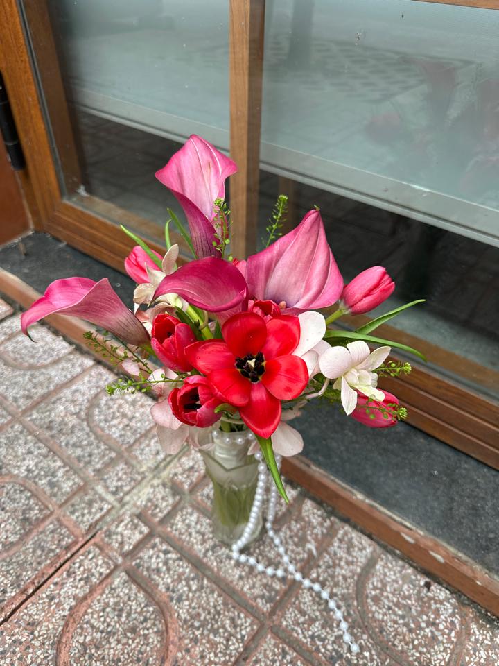 Hoa cưới tulip đỏ mix cùng callalily -duoc-ban-tai-Một Tiệm Hoa