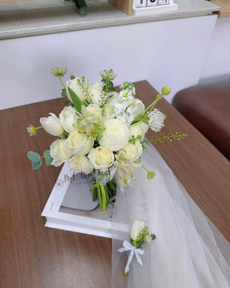 Hoa cưới tone trắng sang trọng-duoc-ban-tai-Một Tiệm Hoa
