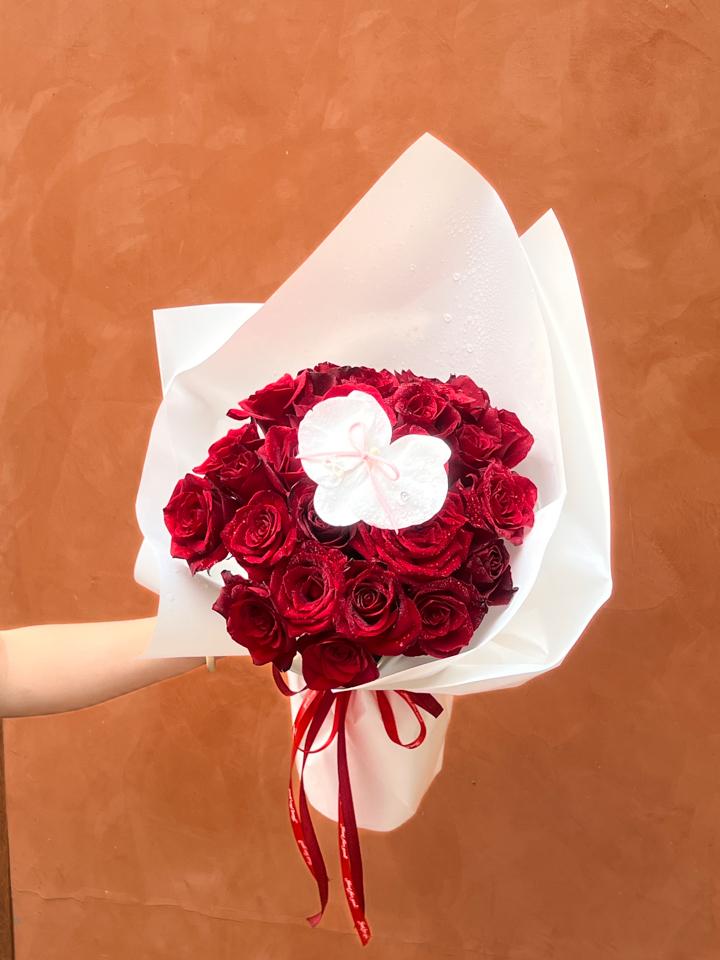 Bó hoa hồng đỏ mix lan hồ điệp-duoc-ban-tai-Một Tiệm Hoa