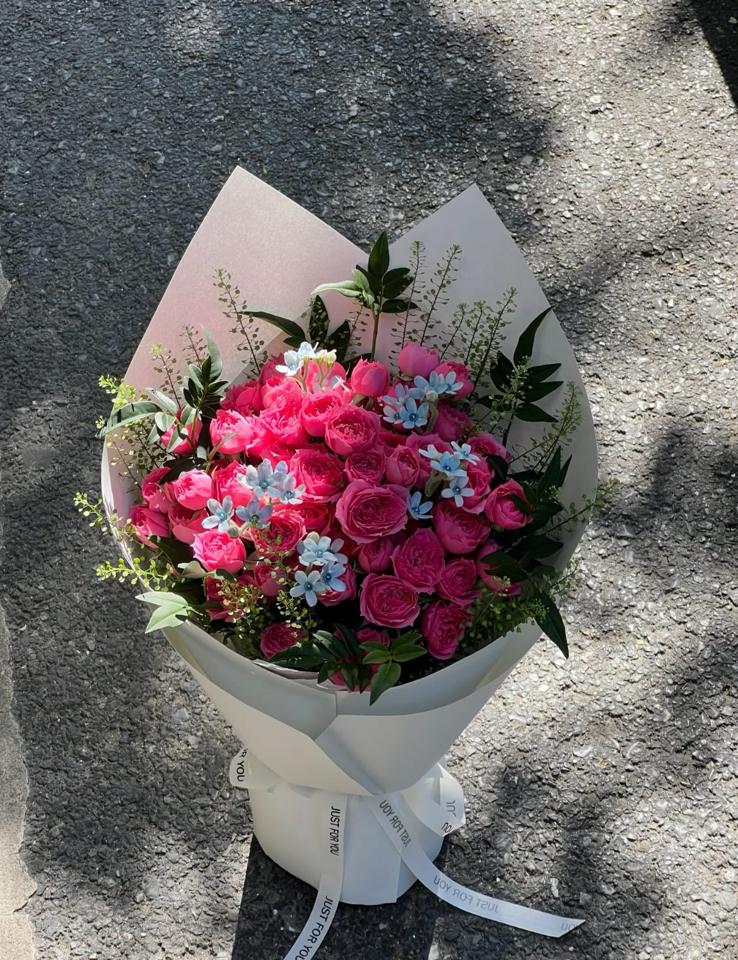 Bó hoa hồng sophia mix sao xanh-duoc-ban-tai-Một Tiệm Hoa