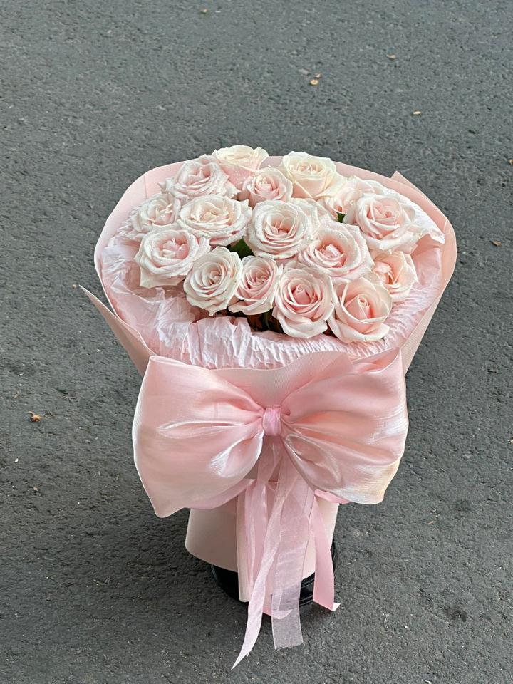 Bó hoa hồng kem dâu gắn nơ hồng-duoc-ban-tai-Một Tiệm Hoa