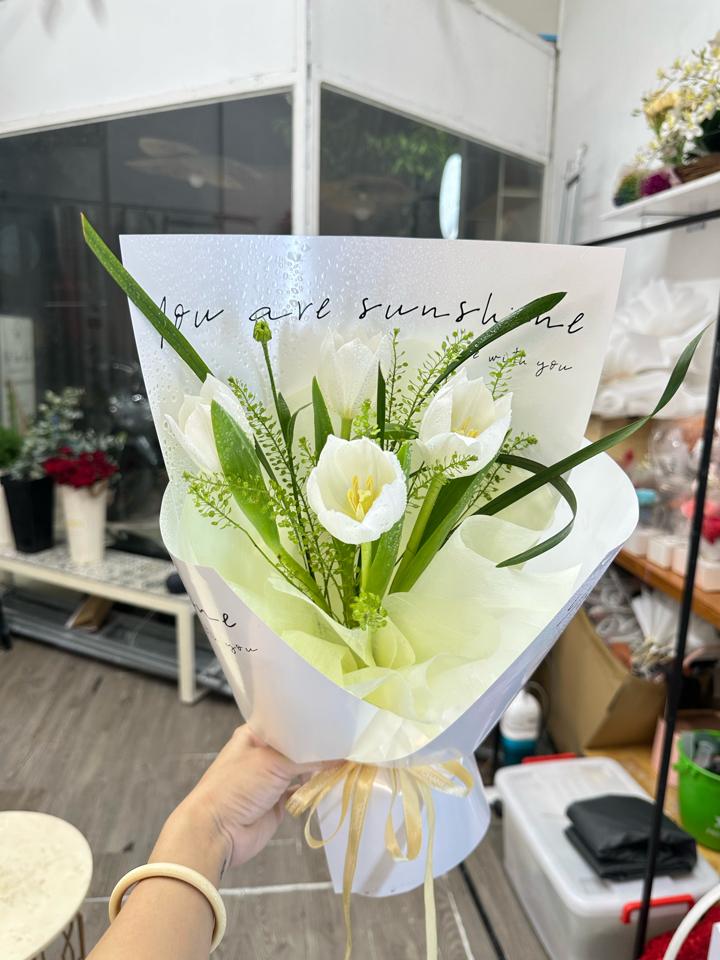Bó tulip mix cỏ đồng tiền-duoc-ban-tai-Một Tiệm Hoa