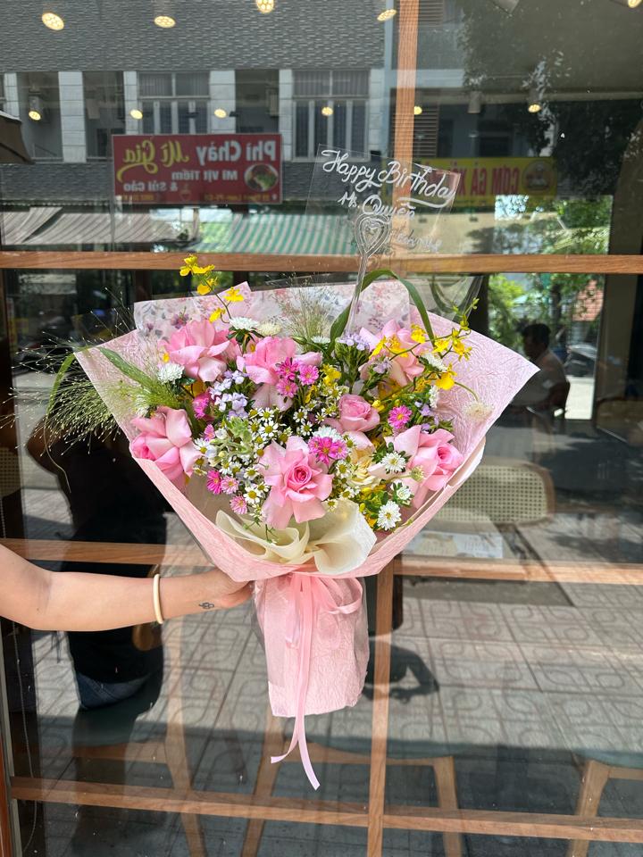 Bó hồng lạc thần mix cúc nhật..-duoc-ban-tai-Một Tiệm Hoa