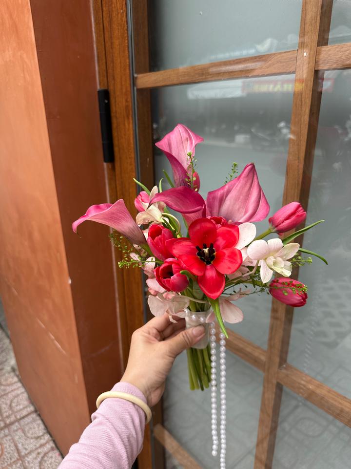 Hoa cưới tulip đỏ mix cùng callalily -duoc-ban-tai-Một Tiệm Hoa