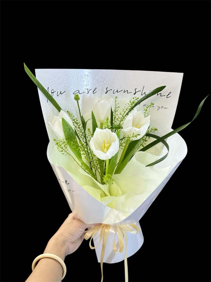Bó tulip mix cỏ đồng tiền-duoc-ban-tai-Một Tiệm Hoa