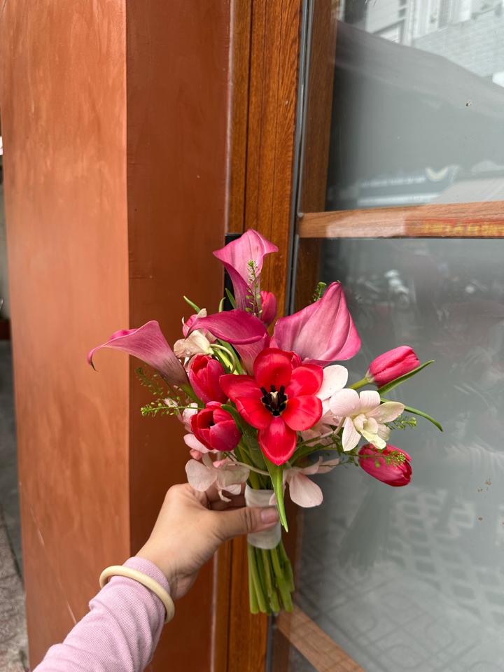 Hoa cưới tulip đỏ mix cùng callalily -duoc-ban-tai-Một Tiệm Hoa
