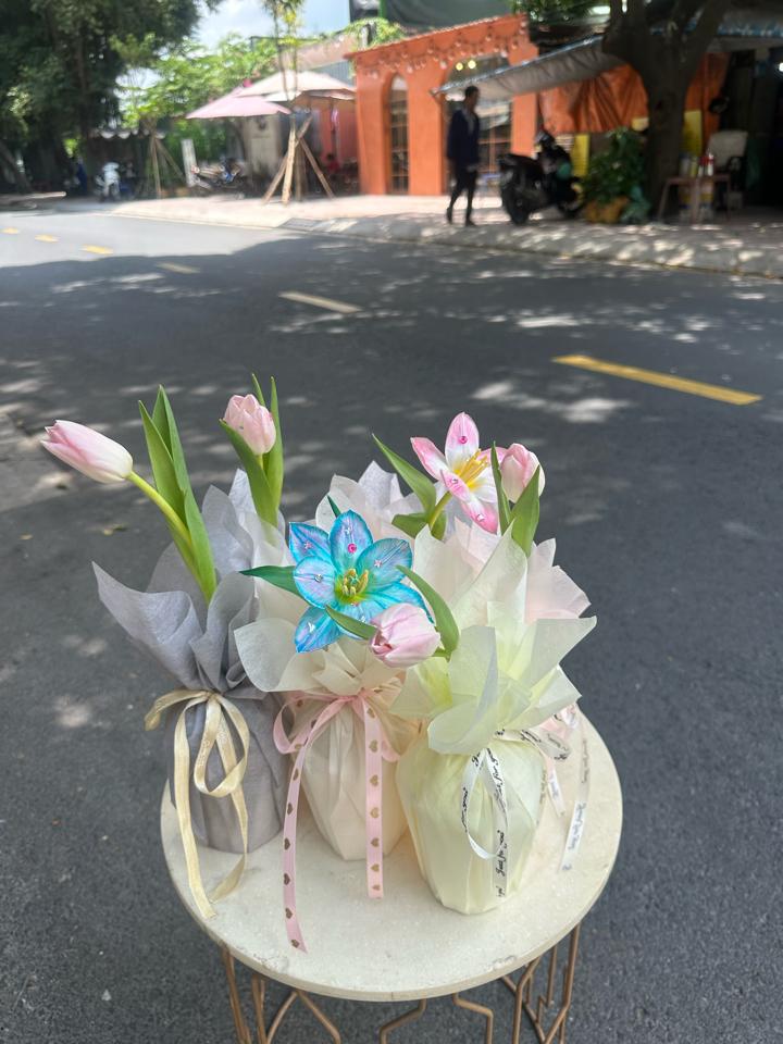 cốc hoa tulip đính đá-duoc-ban-tai-Một Tiệm Hoa