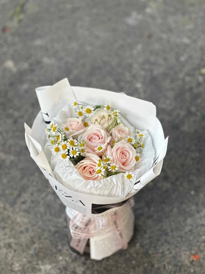 Hoa hồng kem dâu mix cúc tana-duoc-ban-tai-Một Tiệm Hoa