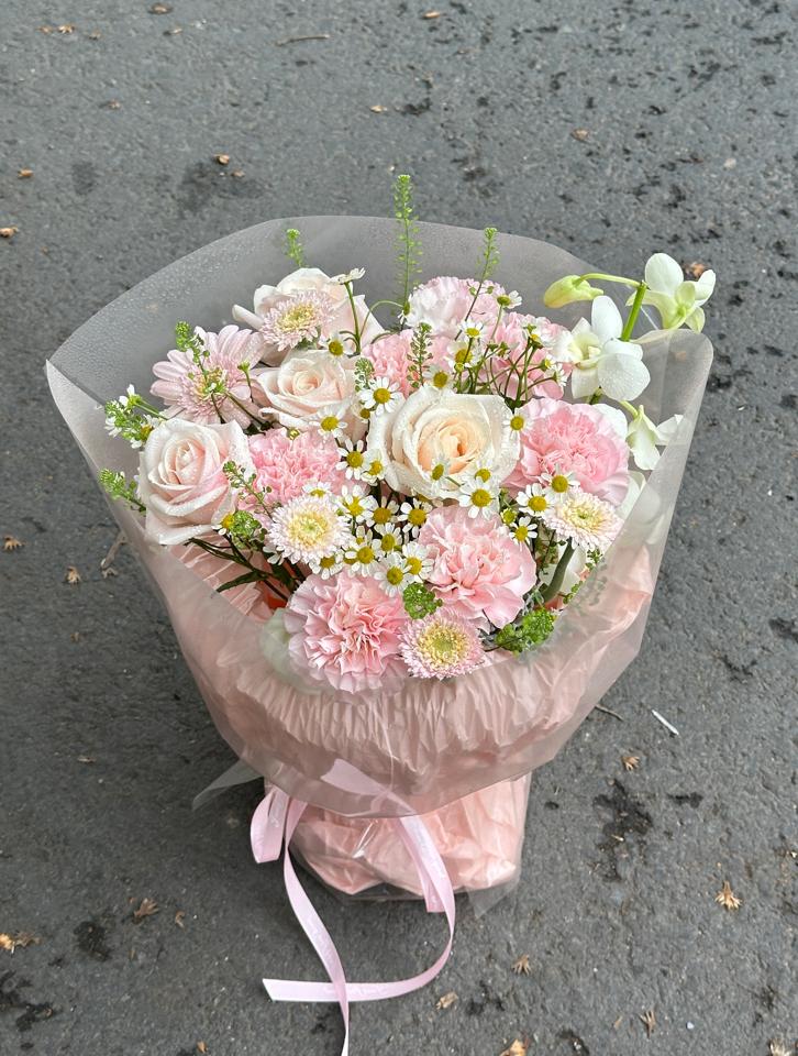 Bó hoa phăng mix hồng kem dâu-duoc-ban-tai-Một Tiệm Hoa