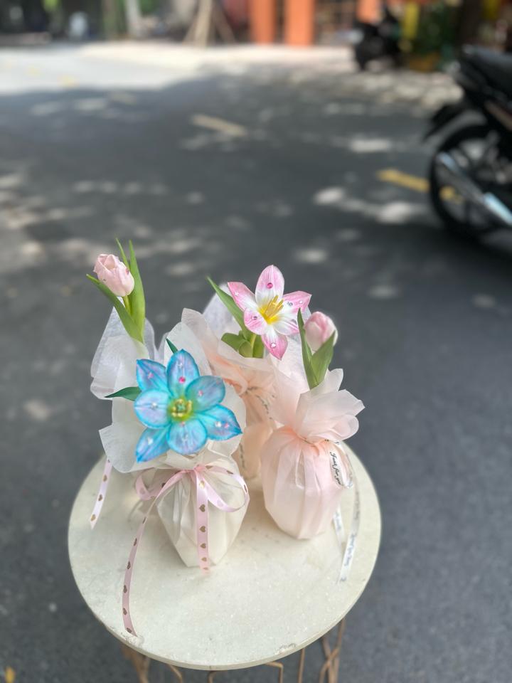 cốc hoa tulip đính đá-duoc-ban-tai-Một Tiệm Hoa