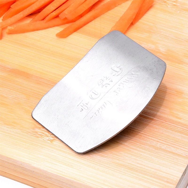Dụng cụ bao ngón tay khi cắt thái rau củ tiện ích-duoc-ban-tai-Quỳnh vy