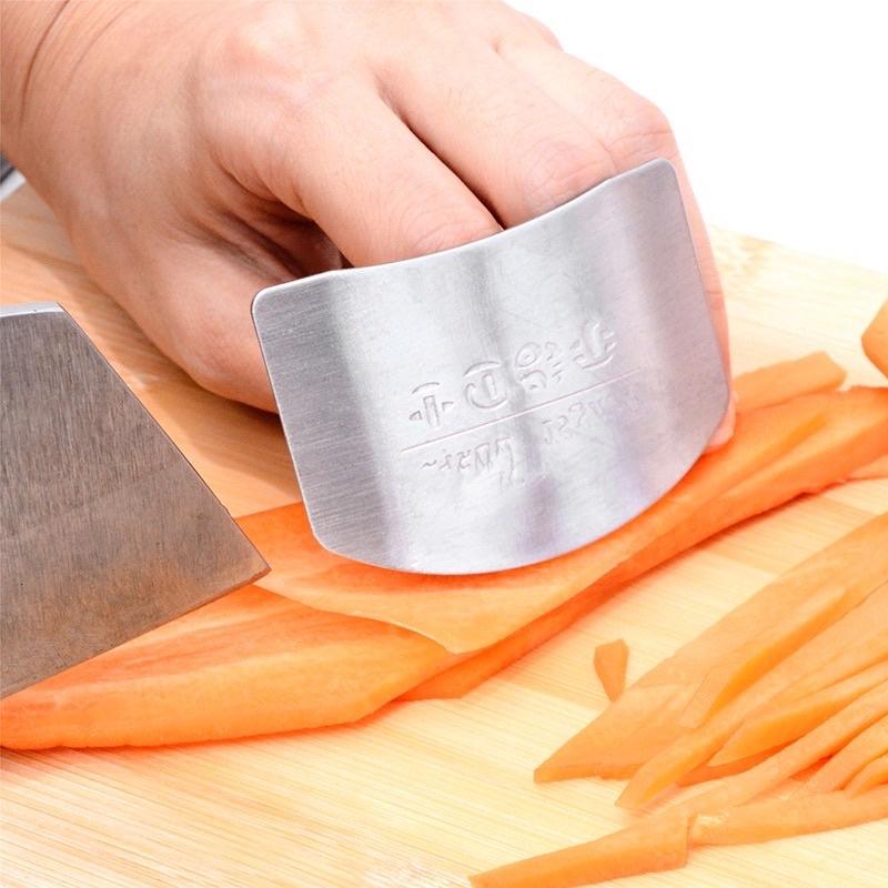 Dụng cụ bao ngón tay khi cắt thái rau củ tiện ích-duoc-ban-tai-Quỳnh vy