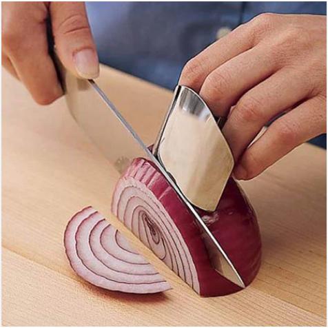 Dụng cụ bao ngón tay khi cắt thái rau củ tiện ích-duoc-ban-tai-Quỳnh vy
