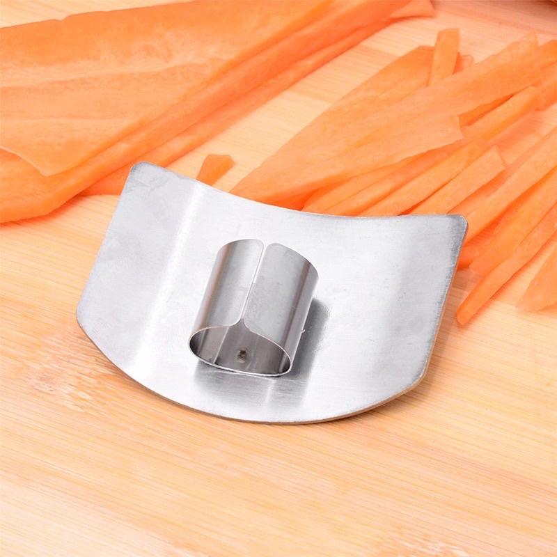 Dụng cụ bao ngón tay khi cắt thái rau củ tiện ích-duoc-ban-tai-Quỳnh vy