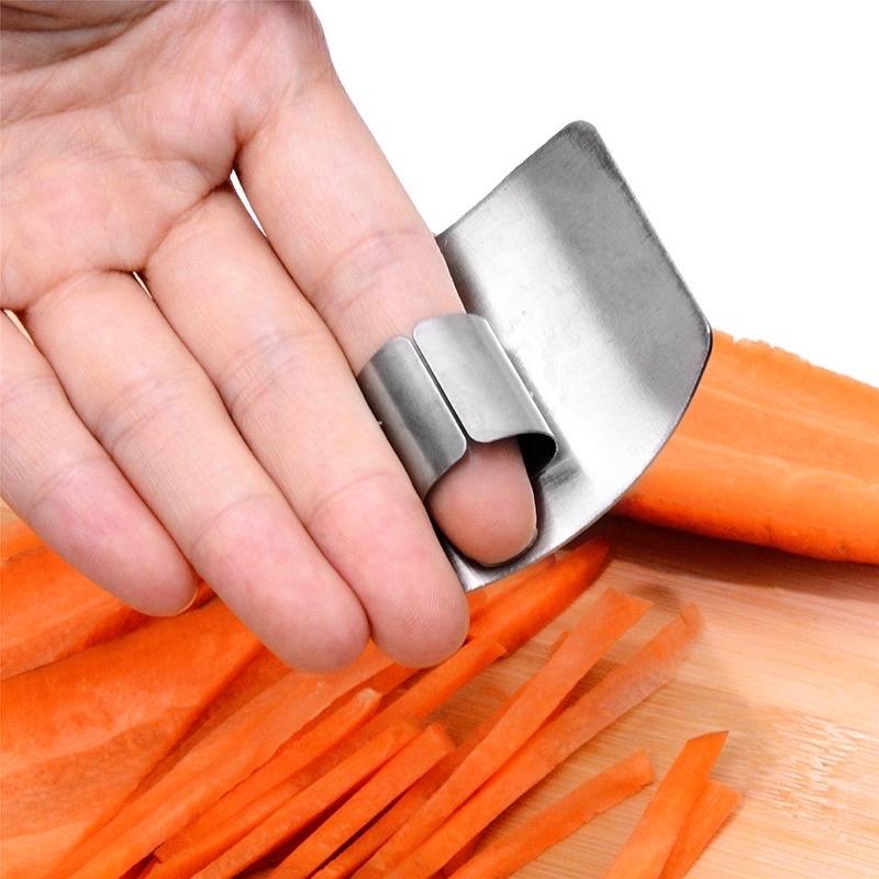 Dụng cụ bao ngón tay khi cắt thái rau củ tiện ích-duoc-ban-tai-Quỳnh vy