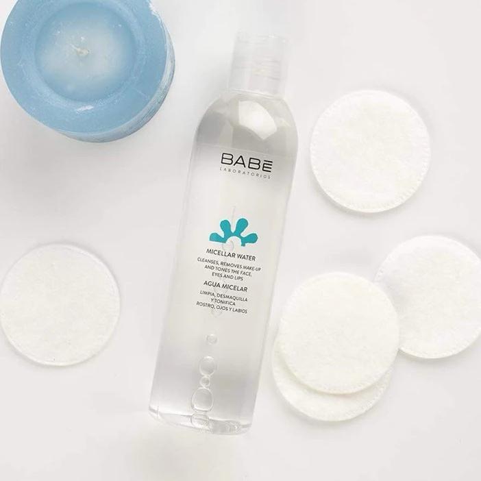 Tẩy trang làm sạch cho da nhạy cảm BABE Essentials Prebiotic Micellar Water 250ml-duoc-ban-tai-Tiệm Nhà Mịn